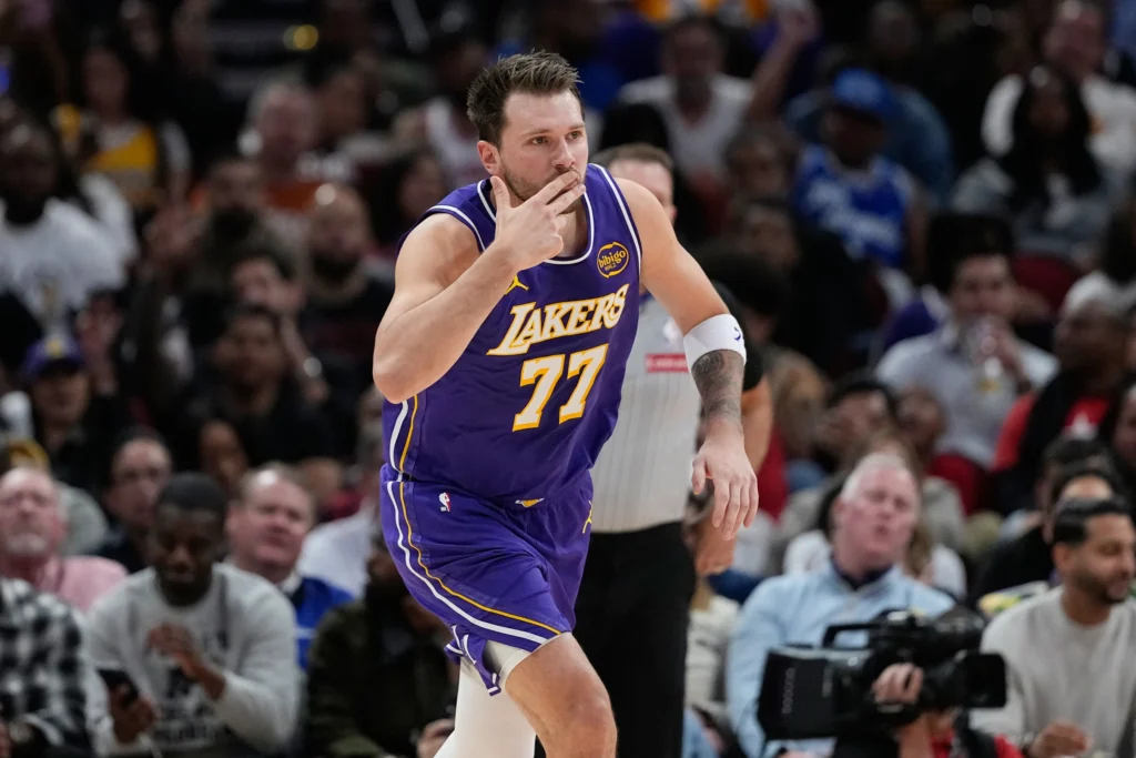 Doncic y LeBron lideran a los Lakers a su séptima victoria consecutiva sobre Houston