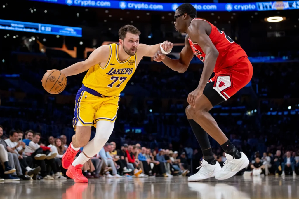 Luka Dončić y Los Angeles Lakers vencen a los Chicago Bulls